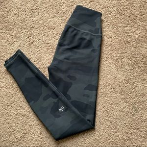 Alo XS High Waist Camo Vapor in Black Camouflage
